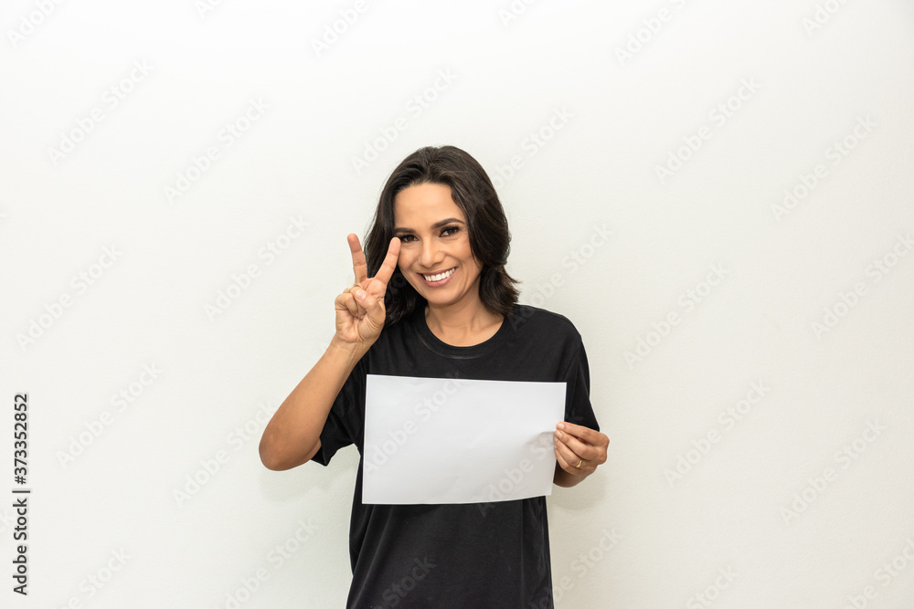 Cartaz em branco para publicidade apresentado por mulher morena Cartaz em branco para publicidade apresentado por mulher morena