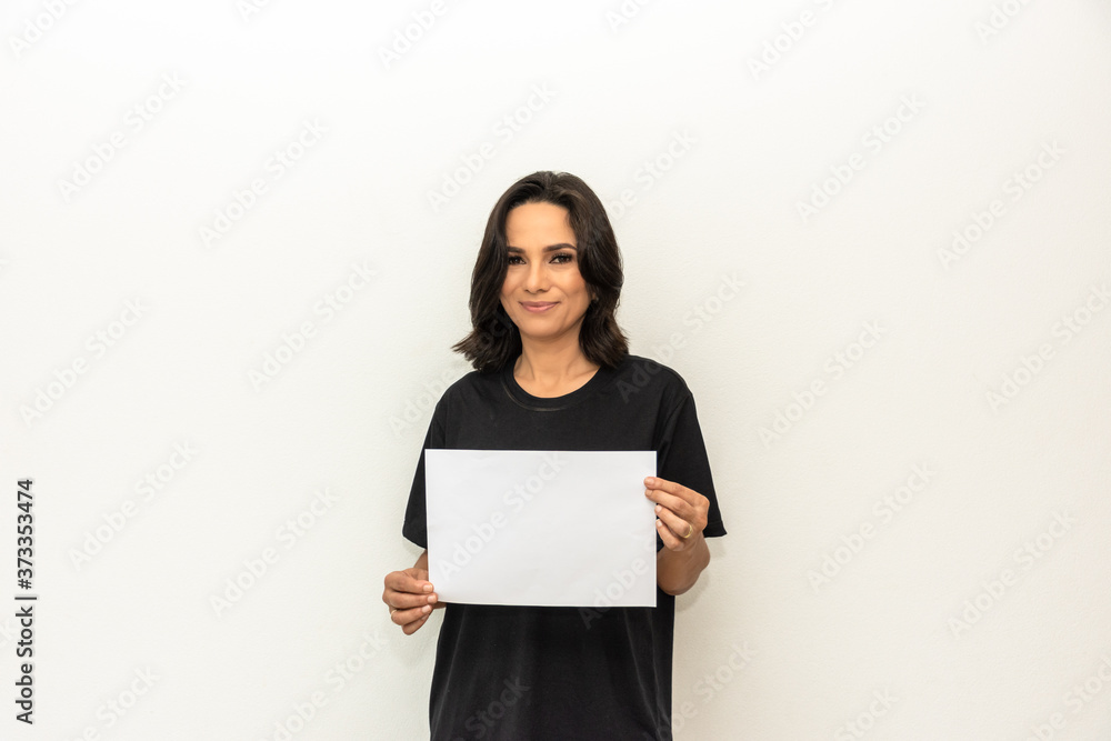 Mulher morena segurando cartaz em branco para mensagem Mulher morena segurando cartaz em branco para mensagem