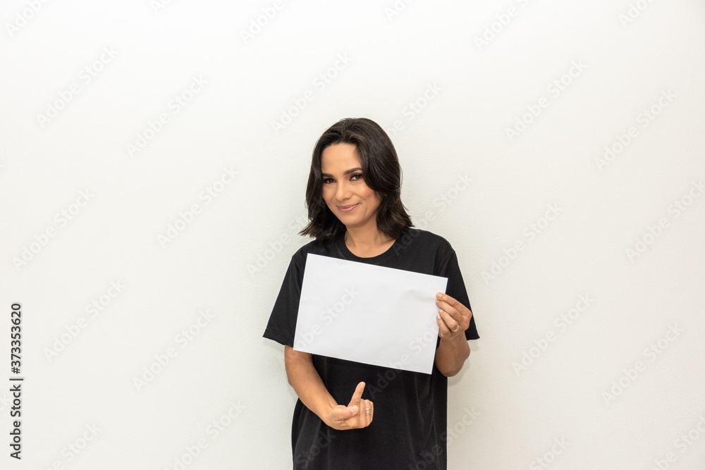 Mulher morena indica cartaz em branco Mulher morena indica cartaz em branco
