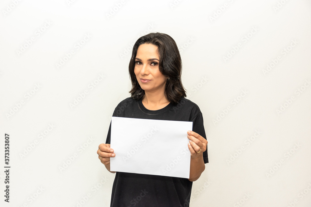 Cartaz em branco para publicidade apresentado por mulher morena Cartaz em branco para publicidade apresentado por mulher morena