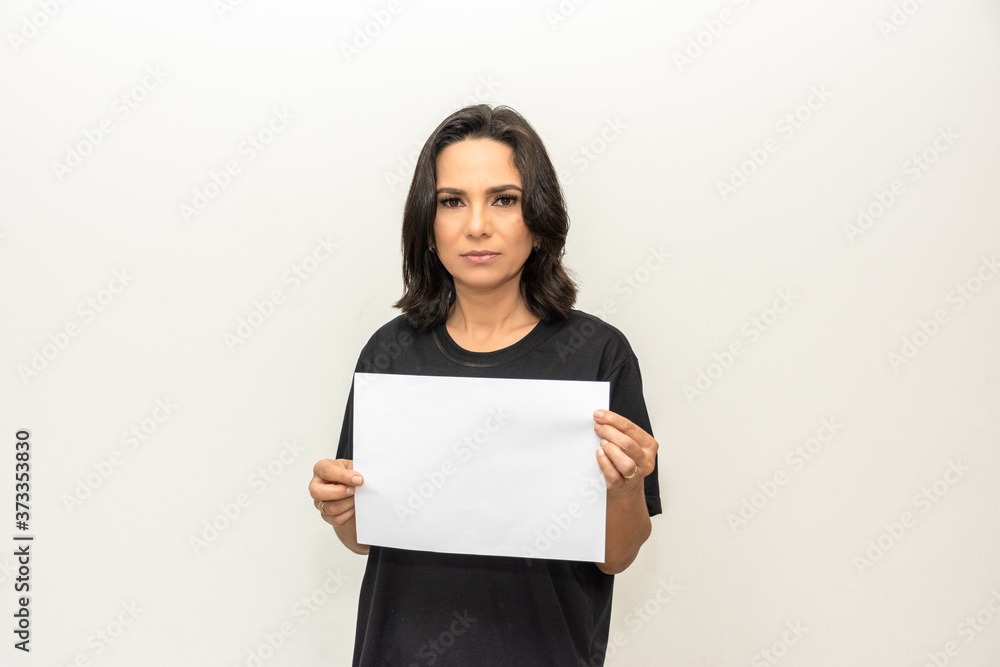 Mulher morena segurando cartaz em branco para mensagem Mulher morena segurando cartaz em branco para mensagem