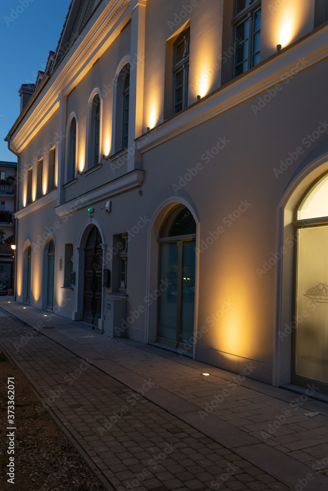 Podświetlana frontowa elewacja budynku ratusza w Ostródzie