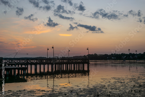 Fototapeta Naklejka Na Ścianę i Meble -  Panorama jeziora Drwęckiego z pomostem o zachodzie słońca