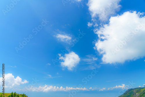【空イメージ】青空と白い雲 © travel