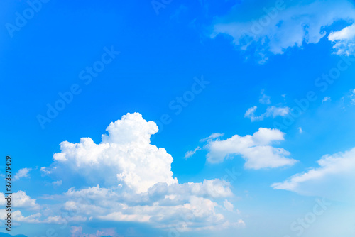 【空イメージ】青空と白い雲 © travel