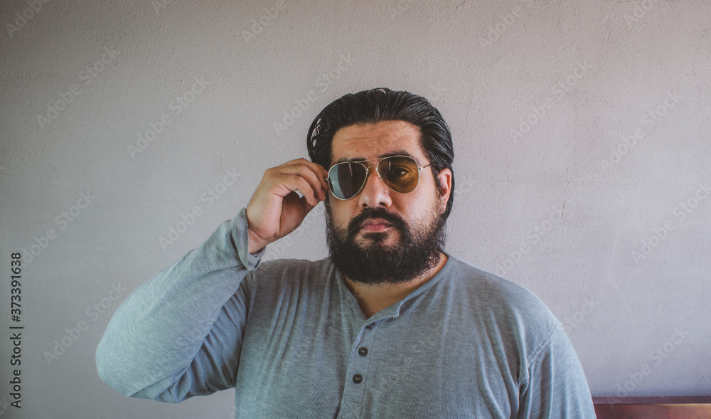 Obraz premium fat latin man with beard wearing aviator glasses