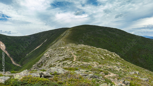 A narrow ridge supports the hiking trail between Bondlciff and Mount Bond