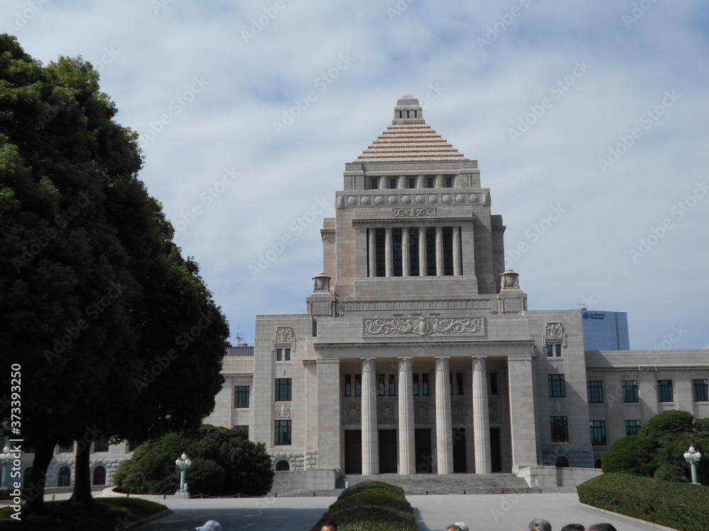 晴天の日本国会議事堂
