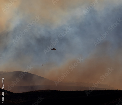 Obraz na płótnie fire and smoke with helicopter w salonie