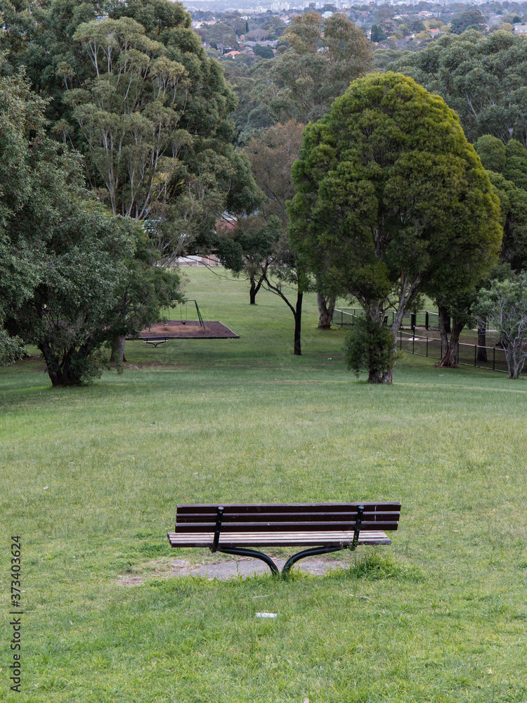 An empty bench in the park.