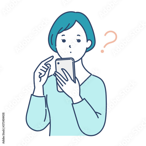 スマホを見て考えている女性