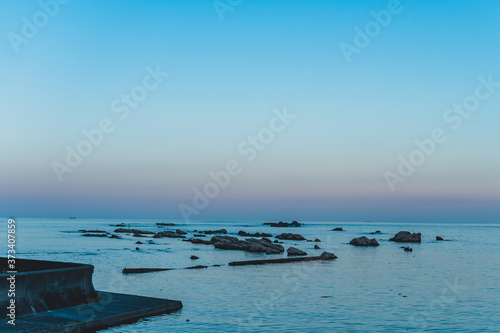 水平線に沈む夕焼けの海景