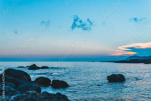 水平線に沈む夕焼けの海景
