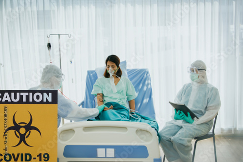 Fotografia Medical team treating patients with coronavirus infection (Covid-19) and patient