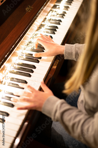 Junge Frau spielt Piano.