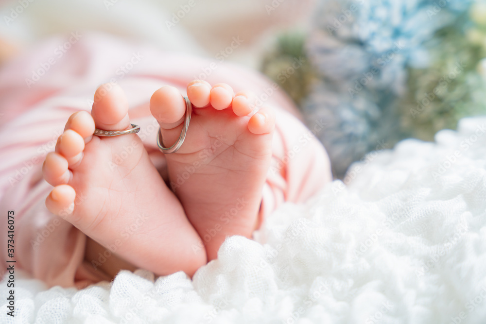 赤ちゃんの小さな足と指輪 新生児のニューボーンフォト Stock 写真 Adobe Stock