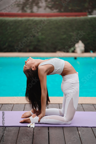 Obraz na płótnie Asia Yoga instructor, in outdoor exercise. Portrait of gorgeous asian young woman practicing yoga outdoor w salonie