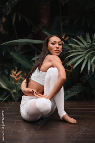Obraz na płótnie Asia Yoga instructor, in outdoor exercise. Portrait of gorgeous asian young woman practicing yoga outdoor w salonie