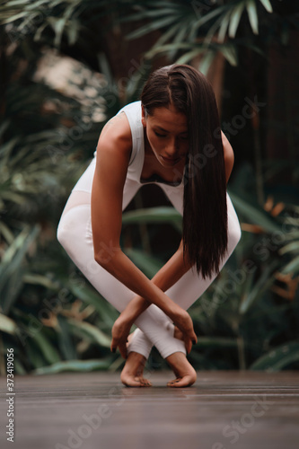 Obraz na płótnie Asia Yoga instructor, in outdoor exercise. Portrait of gorgeous asian young woman practicing yoga outdoor w salonie