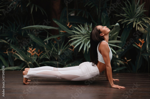 Obraz na płótnie Asia Yoga instructor, in outdoor exercise. Portrait of gorgeous asian young woman practicing yoga outdoor w salonie
