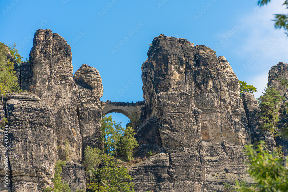 wunderschöner Blick auf die Bastei Felsen in der Sächsischen Schweiz fotografiert von unten aus Rathen