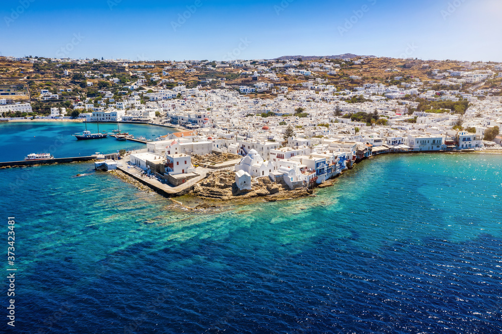 Die Stadt der Insel Mykonos mit weißgewaschenen Häusern am türkisem Meer im Sommer, Kykladen, Griechenland
