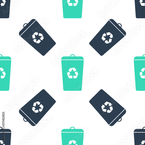 Green Recycle bin with recycle symbol icon isolated seamless pattern on white background. Trash can icon. Garbage bin sign. Recycle basket sign. Vector.