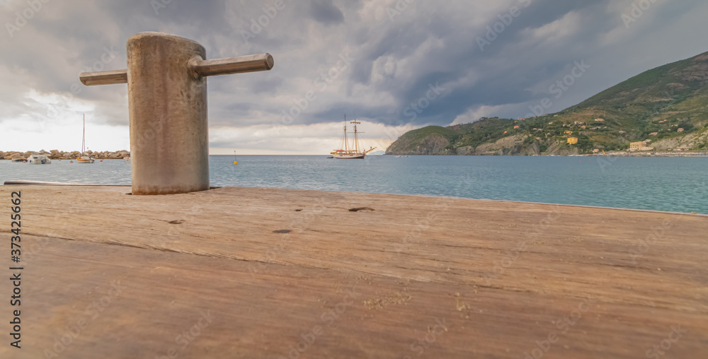 Borne d'amarrage pour bateaux avec ponton en bois. Ponton de Levanto, port de Ligurie, Italie. Borne d'amarrage pour bateaux avec ponton en bois. Ponton de Levanto, port de Ligurie, Italie.