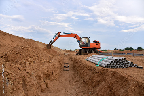 Εκτύπωση καμβά Excavator dig the trenches at a construction site
