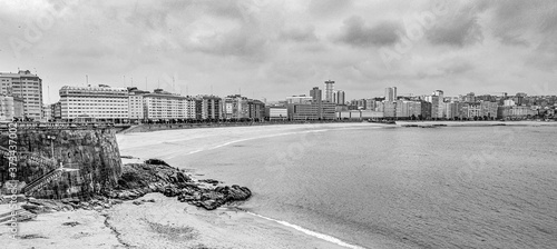 Coruña paseo marítimo playas Orzan Riazor blanco y negro photo