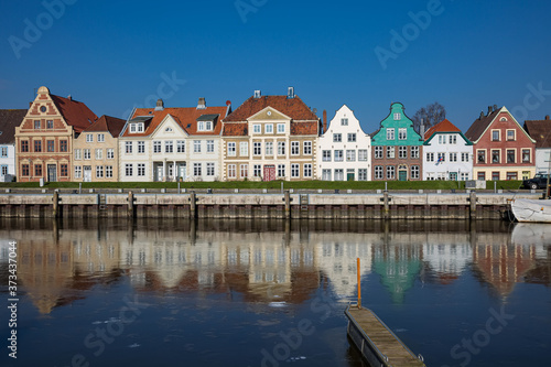Historische Häuser am Hafen in Glückstadt © sweasy