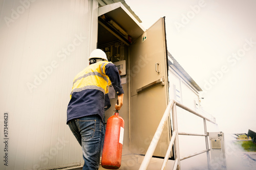 There was a fire in the office and office workers brought fire extinguishers intended for emergencies to self-extinguish the fire following trained procedures
