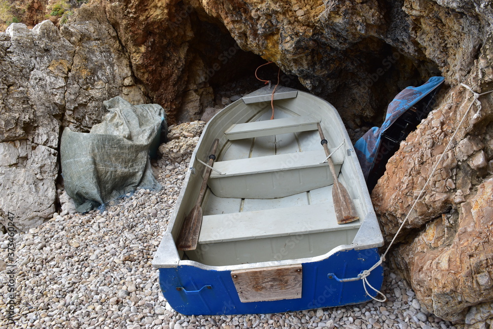 Barca in alluminio nascosta dai bracconieri all'interno di una grotta marina della Riserva naturale dello Zingaro, Trapani , Sicilia