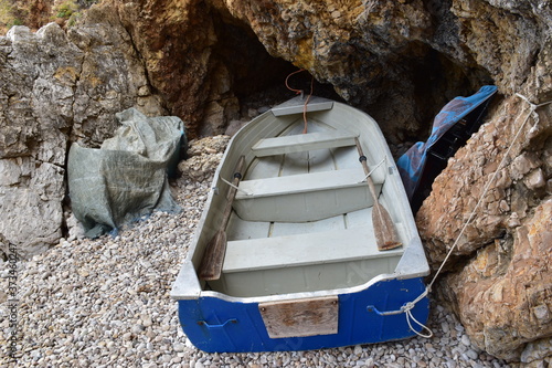 Obraz na płótnie Barca in alluminio nascosta dai bracconieri all'interno di una grotta marina della Riserva naturale dello Zingaro, Trapani , Sicilia w salonie