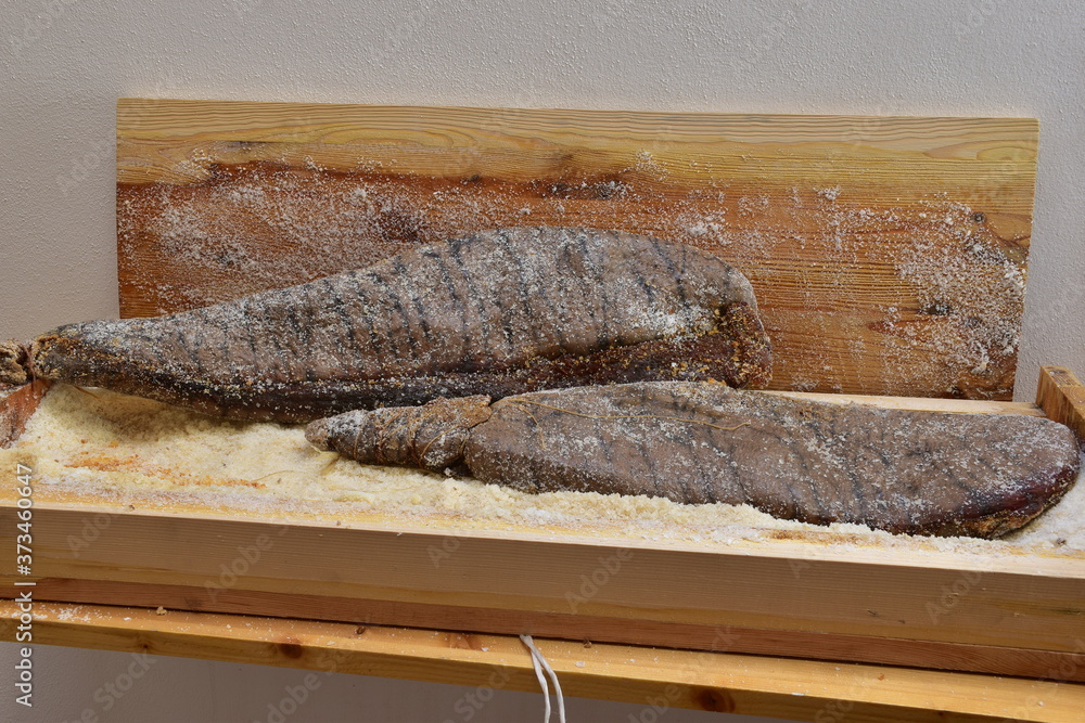 bottarga di tonno, uova di tonno rosso salate, processo artigianale di conservazione dei prodotti della pesca tipico della Sicilia