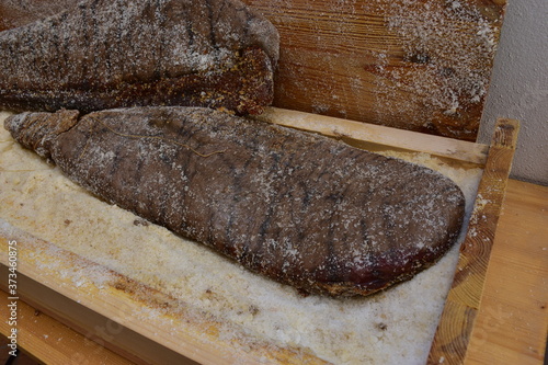 Obraz na płótnie bottarga di tonno, uova di tonno rosso salate, processo artigianale di conservazione dei prodotti della pesca tipico della Sicilia w salonie