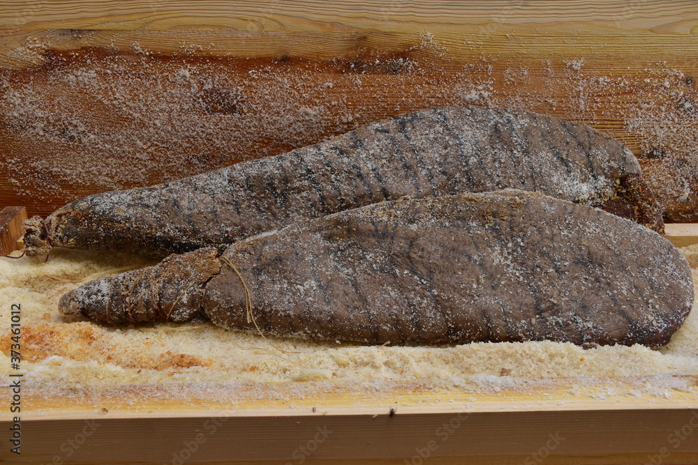 bottarga di tonno, uova di tonno rosso salate, processo artigianale di conservazione dei prodotti della pesca tipico della Sicilia