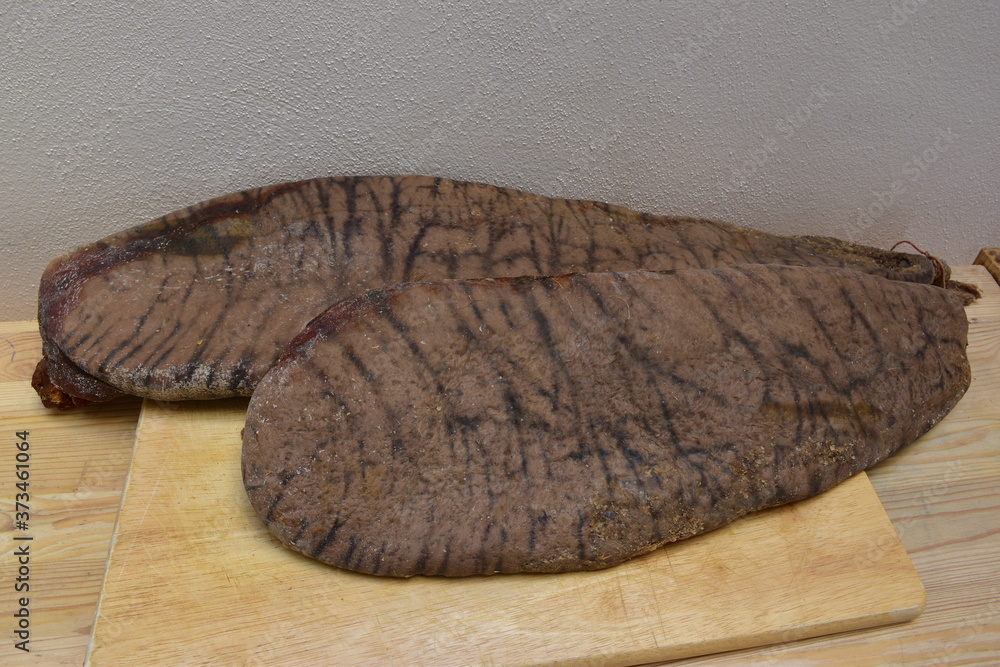 bottarga di tonno, uova di tonno rosso salate, processo artigianale di conservazione dei prodotti della pesca tipico della Sicilia
