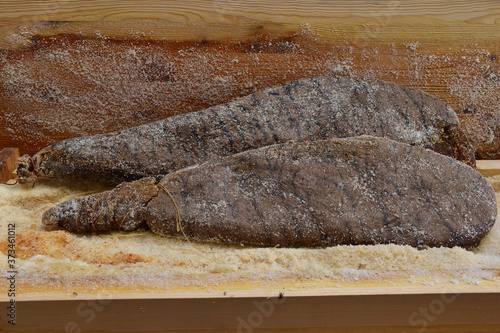 Obraz na płótnie bottarga di tonno, uova di tonno rosso salate, processo artigianale di conservazione dei prodotti della pesca tipico della Sicilia w salonie