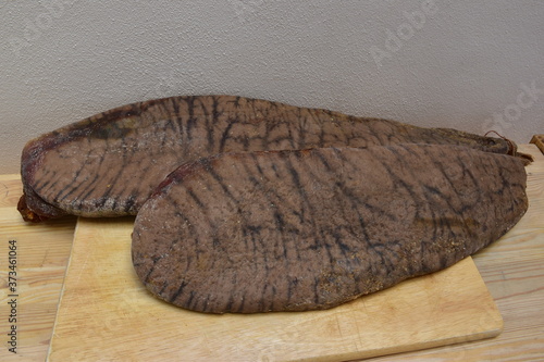 Obraz na płótnie bottarga di tonno, uova di tonno rosso salate, processo artigianale di conservazione dei prodotti della pesca tipico della Sicilia w salonie