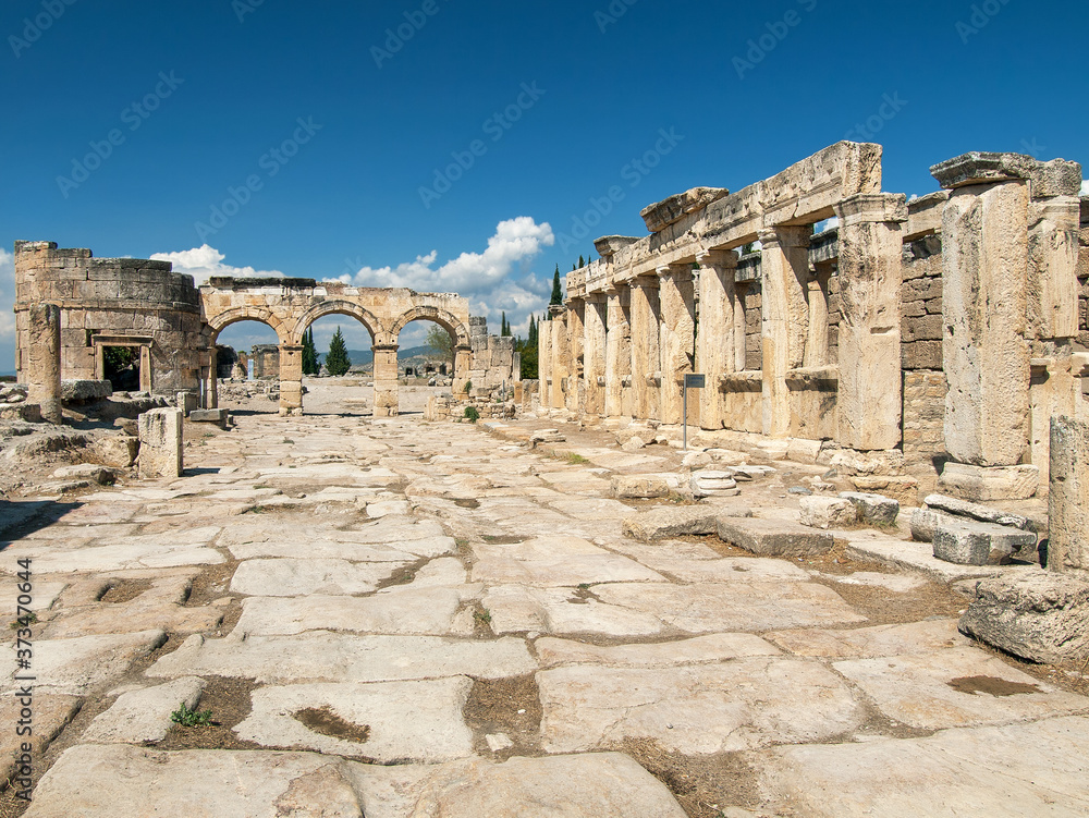 Hauptstrasse mit dem Domitian Tor und den Latrinen in der Antiken Stadt Hierapolis, Pamukkale, Phrygien, Türkei, 