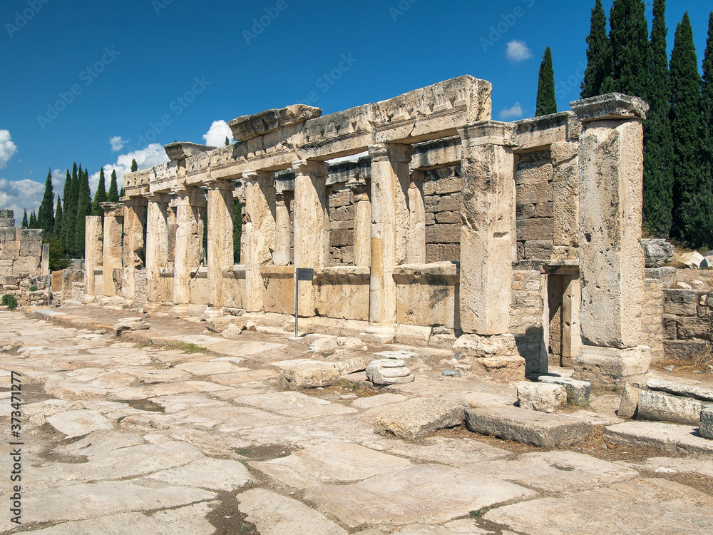 Hauptstrasse mit den Latrinen in der Antiken Stadt Hierapolis, Pamukkale, Phrygien, Türkei, 