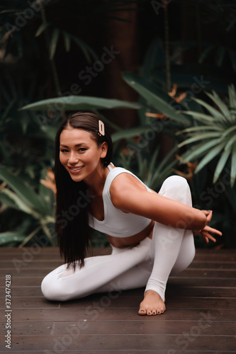 Obraz na płótnie Asian Yoga instructor, in outdoor exercise. Portrait of gorgeous asian young woman practicing yoga outdoor w salonie