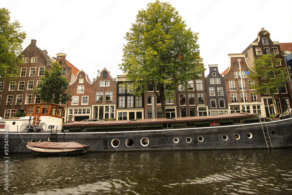 Naklejka premium Typische Häuserzeile in Amsterdam (Oude Waal)