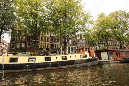 Typische Häuserzeile in Amsterdam (Oude Waal) photo