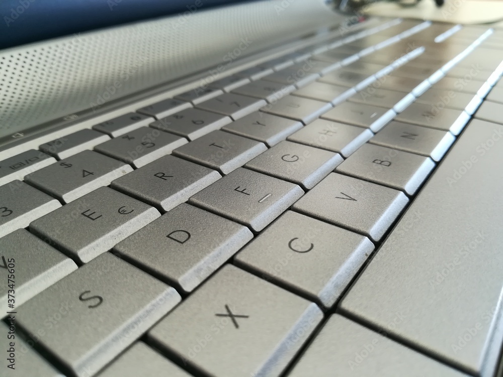 Tastiera elettronica del computer portatile, tastiera colore grigio.