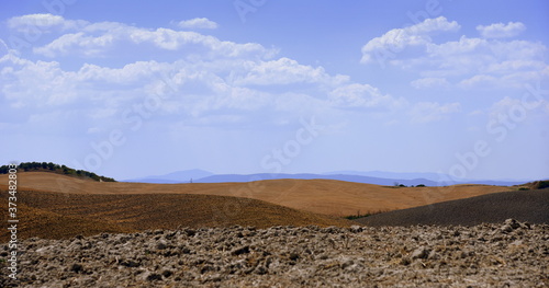 Felder und Acker der Crete Senesi unter strahlend blauem Himmel