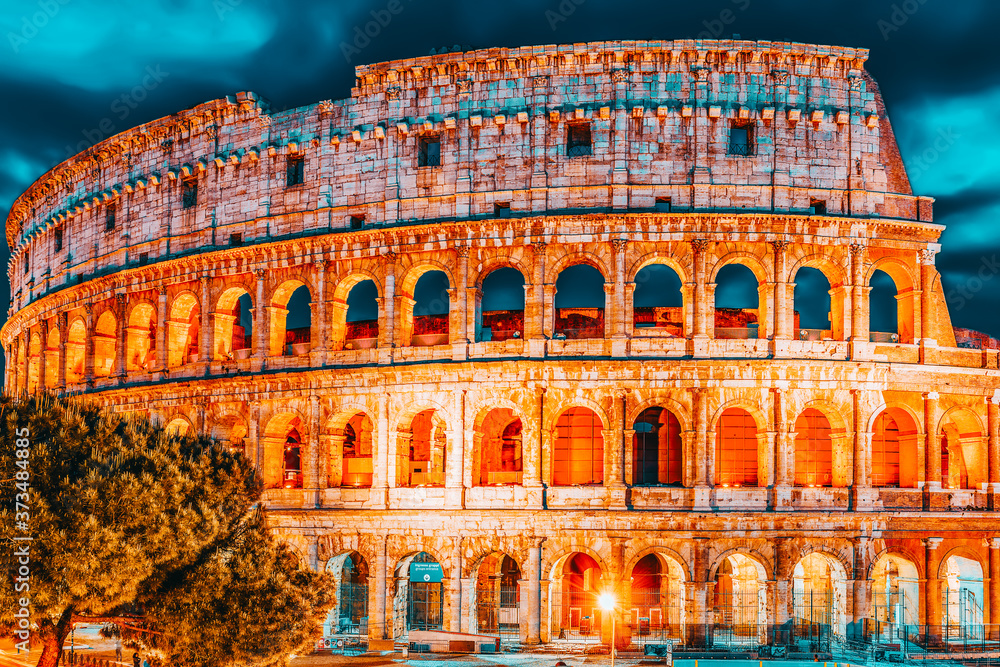 Φωτογραφία Beautiful landscape of the Colosseum in Rome- one of wonders of the world  in the evening time