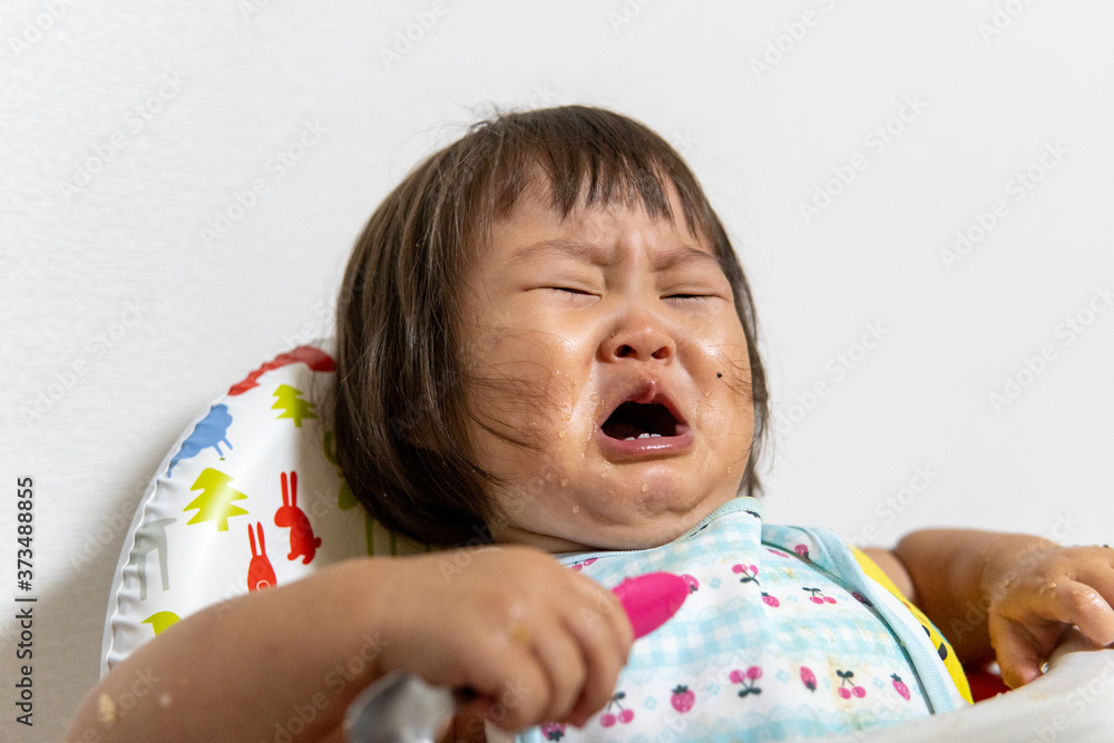 暴れる