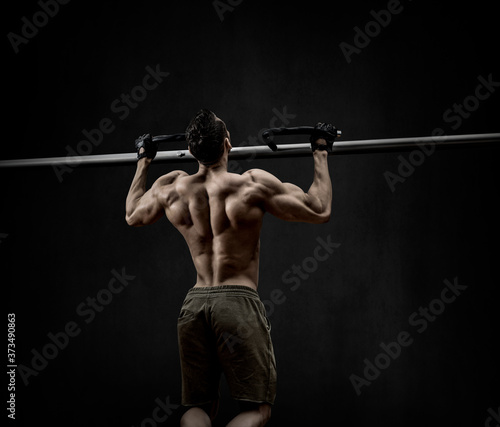 man - bodybuilder perform exercise chin-up
